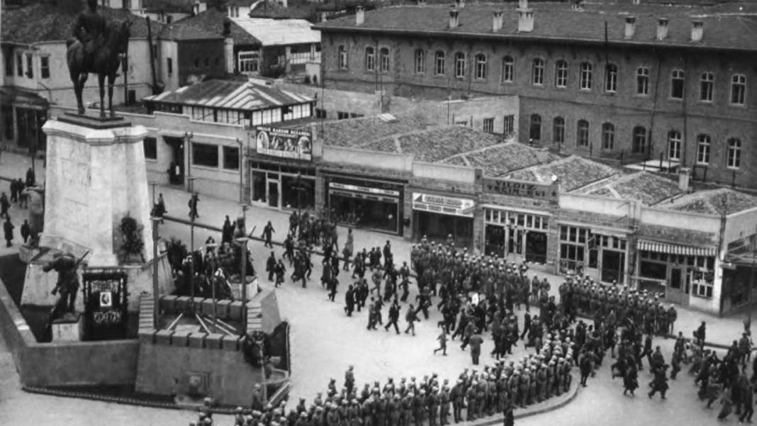 Arşivden çıkan kareler duygulandırdı: Atatürk’ün son yolculuğu adım adım görüntülendi 15